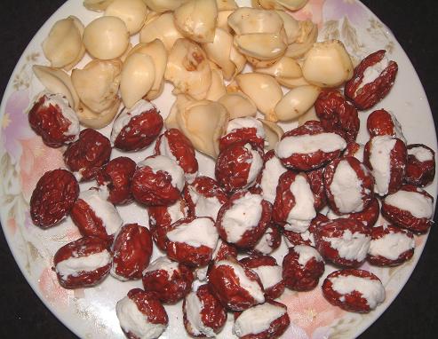 飯後甜點 雙色紅<a href=http://www.hongzaowang.com title=中國紅棗網><font color=red>棗</font></a>