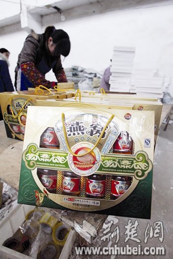黑工廠用砂糖製燕窩蜂蜜 包裝成高檔飲品(圖)